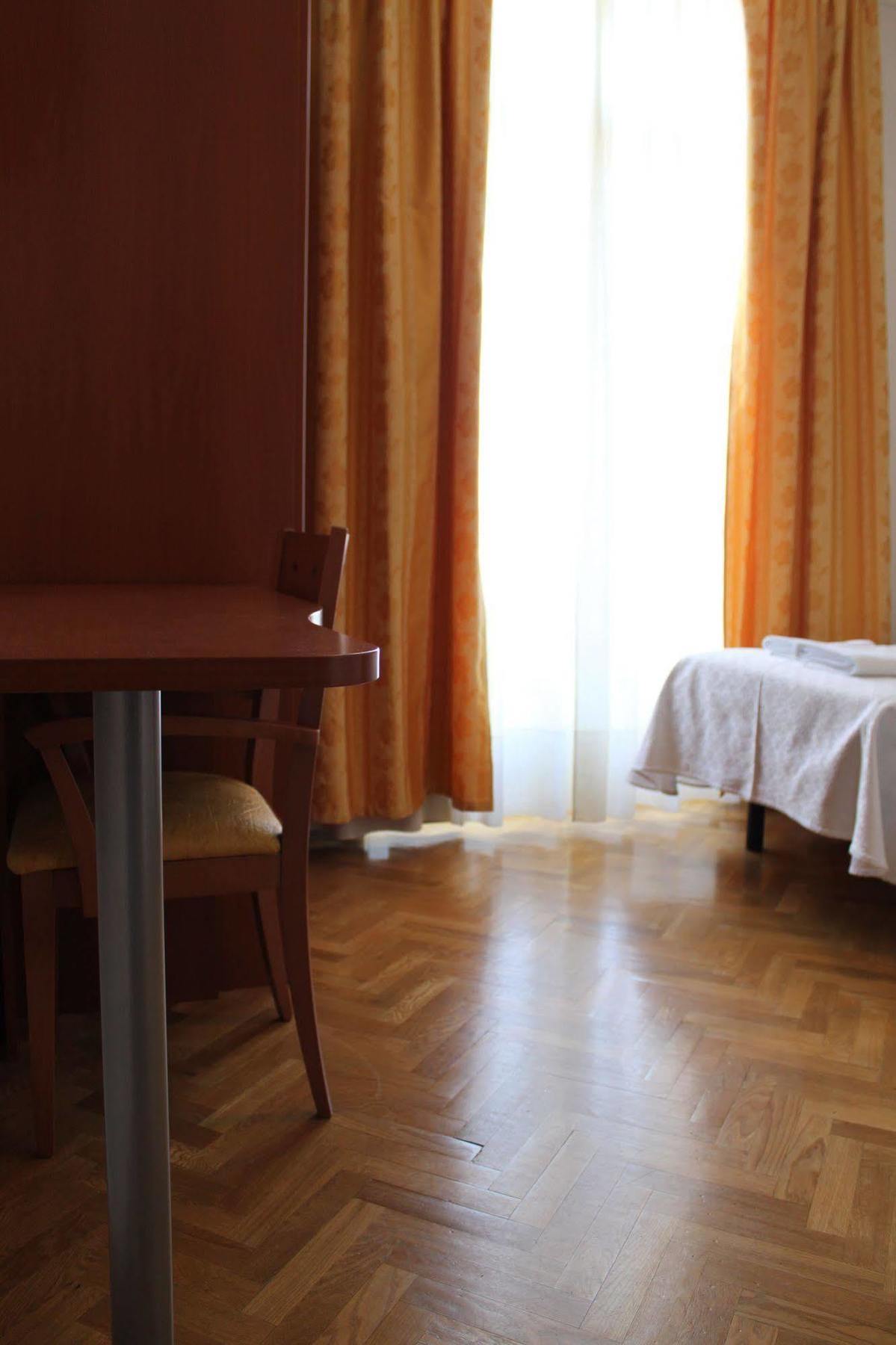 Hostal Jerez Madrid Buitenkant foto
